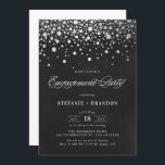 Faux Silver Foil Confetti Chalkboard Verloving Kaart<br><div class="desc">Uitnodiging van de partij voor Robuuste en elegante verloving met faux zilverfolie confetti met faux-achtergrond op het bord van het bord. Deze uitnodiging is volledig klantgericht voor om het even welke gebeurtenis. Let op: er zal geen echte folie in de uitnodiging staan.</div>