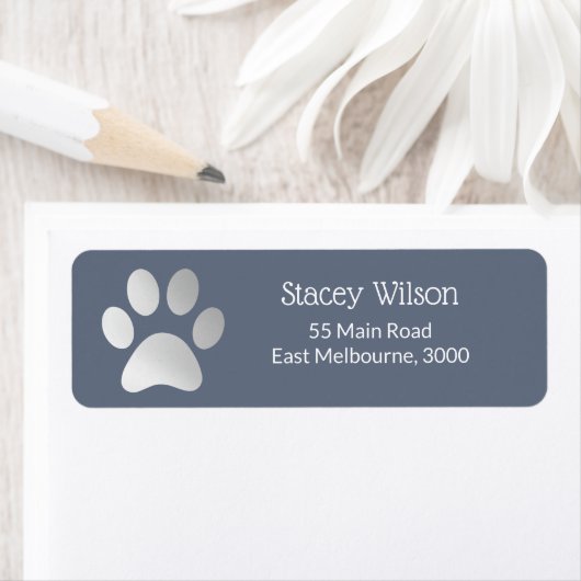 Faux Silver Foil Paw Print Logo op blauw Etiket (Insitu)