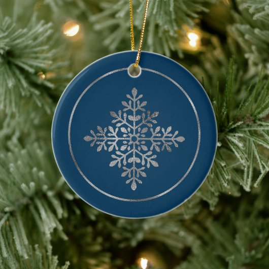 Faux Silver Foil Snowflake on Blue (geen echte Fol Keramisch Ornament (Boom)