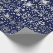 Faux Silver Foil Snowflakes Pattern Navy Feestdage Cadeaupapier (Hoek)
