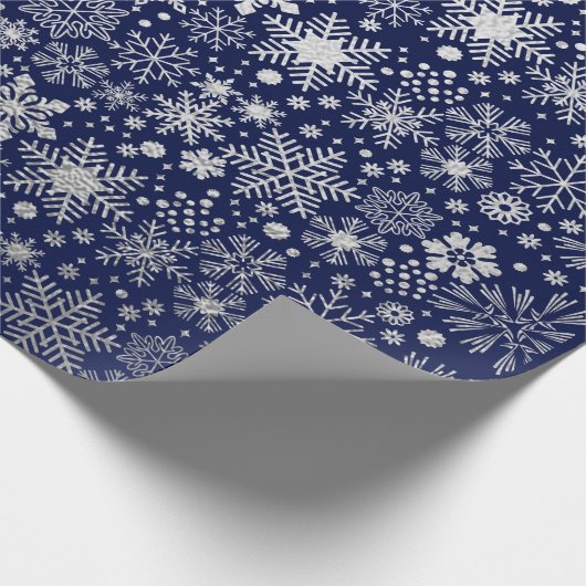 Faux Silver Foil Snowflakes Pattern Navy Feestdage Cadeaupapier (Hoek)
