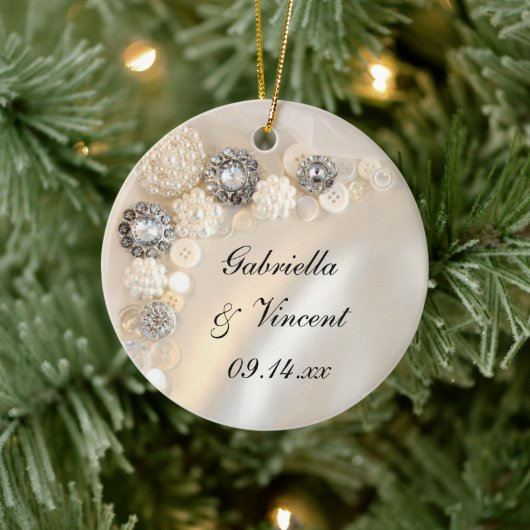 Faux White Pearl and Diamond Buttonnen Wedding Keramisch Ornament (Boom)