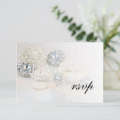 Faux White Pearl and Diamond Buttonnen Wedding RSVP Kaartje (Staand voorkant)
