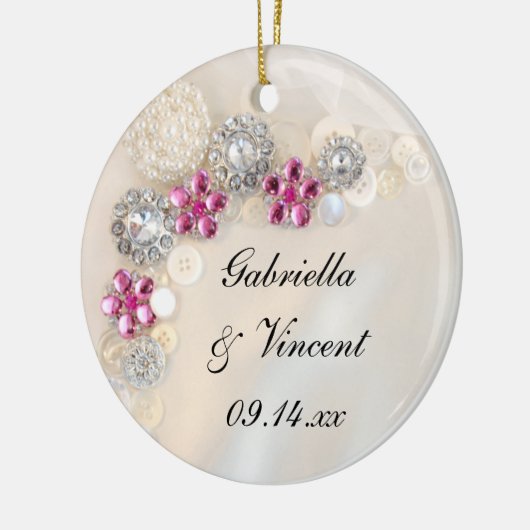 Faux White Pearls and Pink Diamond Buttonnen Weddi Keramisch Ornament (Links)