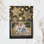 Faux Wood Gouden Glitter Sneeuwvlokken Foto Kerstm Feestdagenkaart<br><div class="desc">vrolijk kerstfeest | Stuur uw warme vakantie groeten aan familie en vrienden met deze aanpasbare foto kerstkaart. Het beschikt over gouden glitter sneeuwvlokken en sterren op een nephouten achtergrond. Personaliseer door uw gegevens toe te voegen. Deze rustieke kerstkaart is beschikbaar op andere karton. Overeenkomende objecten zijn beschikbaar.</div>