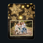Faux Wood Gouden Glitter Sneeuwvlokken Foto Kerstm Magneet<br><div class="desc">Vier de vakantiegeest met onze aanpasbare kerstmagneet! Perfect voor het vastleggen van uw favoriete feestelijke momenten, deze magneet stelt u in staat om een unieke souvenir te creëer die de vreugde en liefde van uw gezin tijdens de feestdagen laat zien. Het beschikt over gouden glitter sneeuwvlokken en sterren op een...</div>