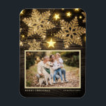 Faux Wood Gouden Glitter Sneeuwvlokken Foto Kerstm Magneet<br><div class="desc">Vier de vakantiegeest met onze aanpasbare kerstmagneet! Perfect voor het vastleggen van uw favoriete feestelijke momenten, deze magneet stelt u in staat om een unieke souvenir te creëer die de vreugde en liefde van uw gezin tijdens de feestdagen laat zien. Het beschikt over gouden glitter sneeuwvlokken en sterren op een...</div>