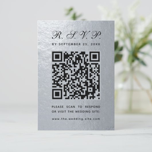 Faux Zilveren Folie QR Code Zwart Script Trouwen RSVP Kaartje (Staand voorkant)
