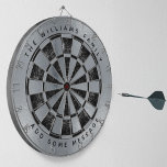 Faux zilveren folie zwart marmer familienaam metal dartbord<br><div class="desc">Een klassiek dartboard ontwerp met afwisselend zwart marmer en faux zilver driehoeken. De buitenste cirkel is faux silver folie. Er staat een familienaam boven en een bericht eronder,  beide in zwart gebogen tekst.</div>