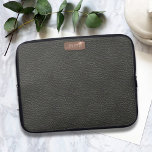 Faux zwart leer ziet er stijlvol modern uit laptop sleeve<br><div class="desc">Een professioneel zwart leder ziet een laptop hoesje met een roos gouden metalen naamplaat die er geweldig uitziet met uw initialen erop. Al faux en geweldig!</div>