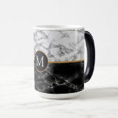 Faux Zwart Wit Marmeren Koffie Mok Custom Letter (Voorkant rechts)