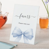 Favor bord blauwe strik wit reclamebord met voetstuk (Insitu)