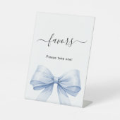 Favor bord blauwe strik wit reclamebord met voetstuk (Voorkant)