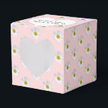 Favor doosje met roze tint en madeliefjes<br><div class="desc">Witte hart met namen van de pasgetrouwden op een roze en madeliefjes patroon. Achtergrondkleur kan worden aangepast.</div>