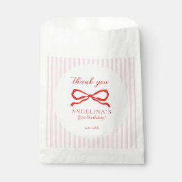 Favorietetassen met elegante rode verjaardagsboog. bedankzakje