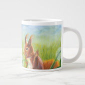 Fawn in het gras en de eekhoorn grote koffiekop (Rechts)