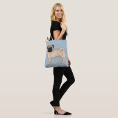 Fawn Kleur Schattige Pug Mops Cartoon Dog Ras Blau Tote Bag (Op model)