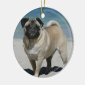 Fawn Pug bij Beach Keramisch Ornament (Links)
