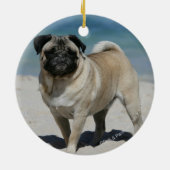 Fawn Pug bij Beach Keramisch Ornament (Achterkant)
