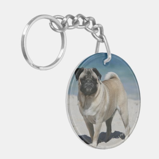 Fawn Pug bij Beach Sleutelhanger (Voorkant Links)