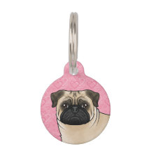 Fawn Pug Dog Head Close-up op roze liefdesharten