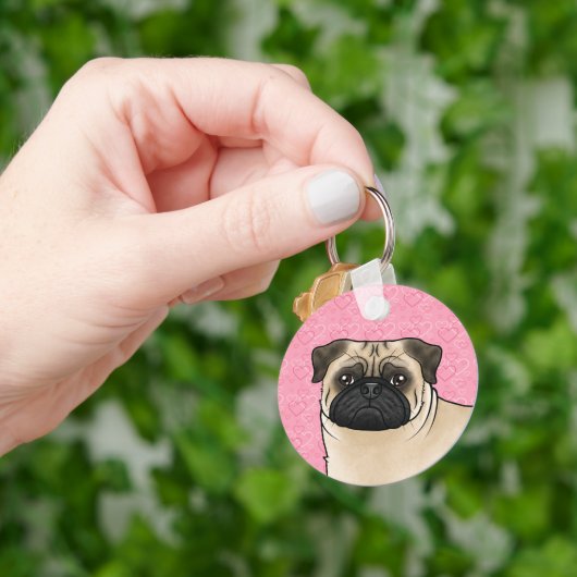 Fawn Pug Dog Head Close-up op roze liefdesharten Sleutelhanger (Hand)