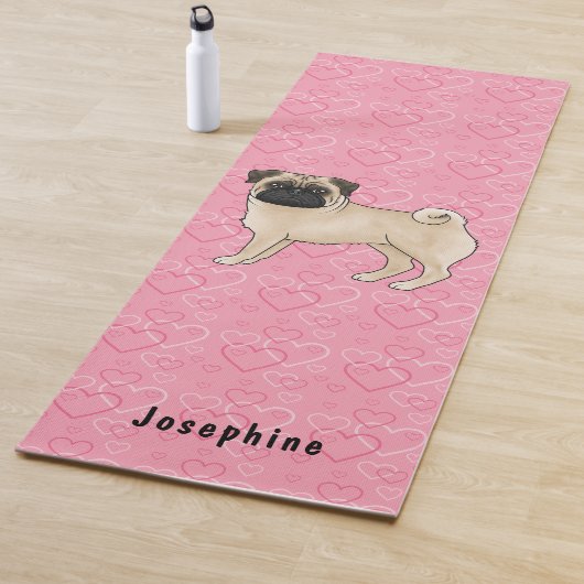 Fawn Pug Dog Schattige Mops en roze harten met naa Yogamat (In situ)