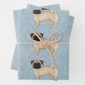 Fawn Pug Mops Hondenras ontwerppatroon op blauw Inpakpapier Vel (In situ)