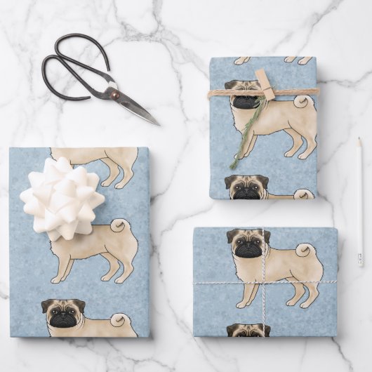 Fawn Pug Mops Hondenras ontwerppatroon op blauw Inpakpapier Vel (Voorkant)
