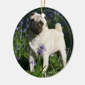 Fawn Pug Permanent in de Bluebells Keramisch Ornament (Links)