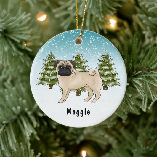 Fawn Pug Schattigee cartoon hond in blauw winterbo Keramisch Ornament (Boom)