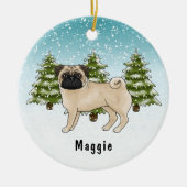 Fawn Pug Schattigee cartoon hond in blauw winterbo Keramisch Ornament (Voorkant)