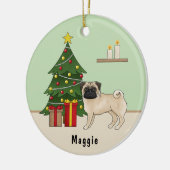 Fawn Pug Schattigee cartoon hond met een kerstboom Keramisch Ornament (Links)