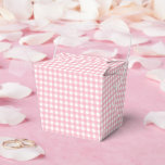 Faye en Lauren Pink Classic Gingham Plaid Bedankdoosjes<br><div class="desc">Introductie van onze charmante gingham-ontworpen gunstboxen, de perfecte manier om dankbaarheid uit te drukken voor uw bruiloft, verjaardag of zakelijke evenementengasten. Deze aangepaste gunstboxen zorgen ervoor dat uw gasten zich speciaal voelen en een blijvende indruk achterlaten. Elke gunst doos biedt afmetingen van 4 inch in de breedte, 2, 5 inch...</div>