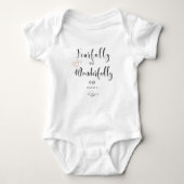 Fearful and Wonderully Made Scriptset Suite Romper (Voorkant)