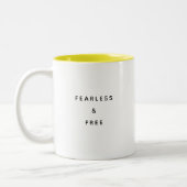 Fearless & Free Typography Modern Two-Tone Mug Tweekleurige Koffiemok (Links)