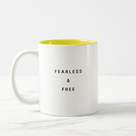 Fearless & Free Typography Modern Two-Tone Mug Tweekleurige Koffiemok (Links)