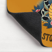 Fearless Spirit: Bold Snake en Rozen artwork Muismat (Hoek)