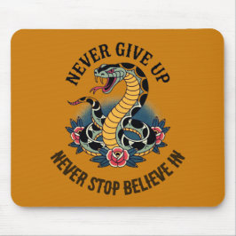 Fearless Spirit: Bold Snake en Rozen artwork Muismat