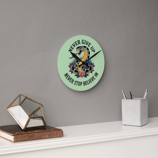 Fearless Spirit: Bold Snake en Rozen artwork Ronde Klok (Kantoor)