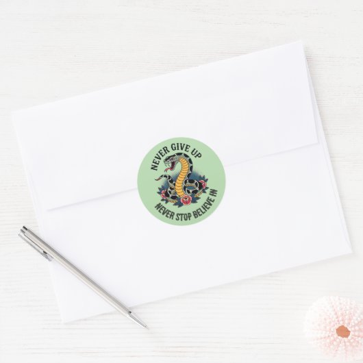 Fearless Spirit: Bold Snake en Rozen artwork Ronde Sticker (Envelop)