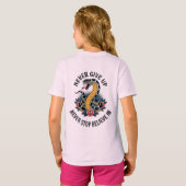 Fearless Spirit: Bold Snake en Rozen artwork T-shirt (Achterkant volledig)
