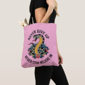 Fearless Spirit: Bold Snake en Rozen artwork Tote Bag (Dichtbij)