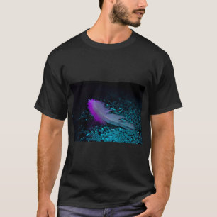 Feather Touch: Natte Natuur Kunst T-shirt