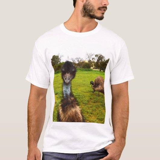 "Feathered Interruption: De Grote EMU-fotobom" T-shirt (Voorkant)