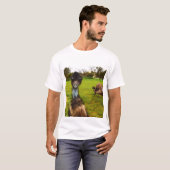 "Feathered Interruption: De Grote EMU-fotobom" T-shirt (Voorkant volledig)
