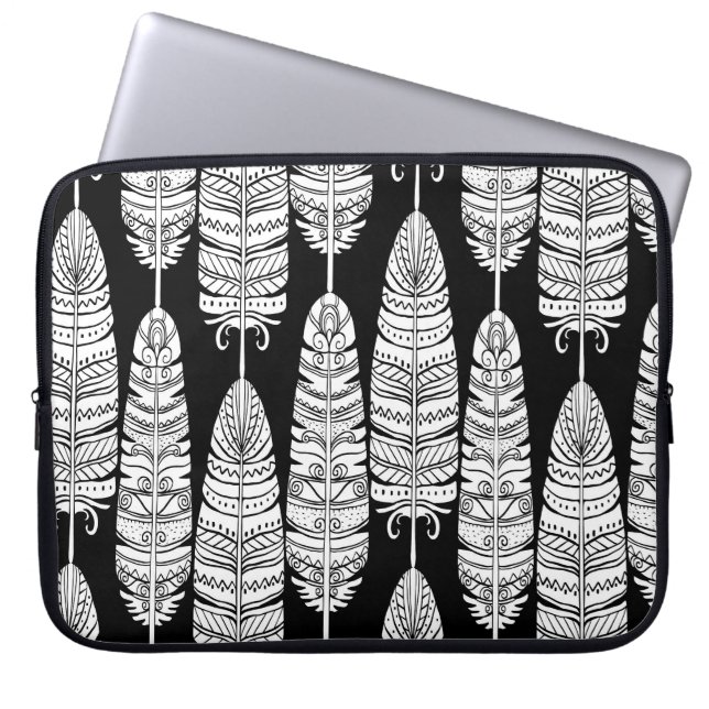 Feathers boho: zwart-wit patroon laptop sleeve (Voorkant)