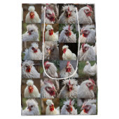 Feathers in Focus: een portret van een witte kip Medium Cadeauzakje (Achterkant)