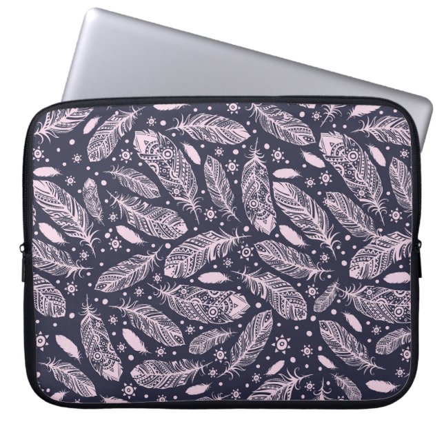 Feathery Fantasy: Romantische Patroon Creatie Laptop Sleeve (Voorkant)
