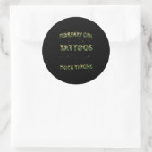 februari meisje met Tattoos  ogen Ronde Sticker (Tas)